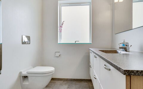 Swarthofthi - 1.5Km from the Sea: Badezimmer, Interior Design, Flooring, Wand, Armatur, Fussboden, Spiegel, Badezimmerschrank, Zapfhahn, Sinken