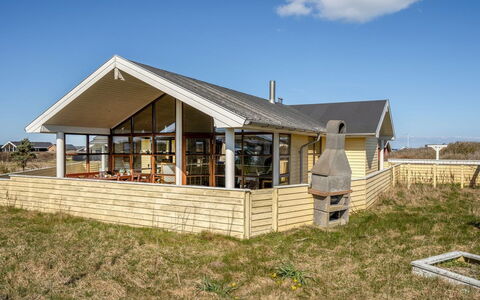 Fam - 300M from the Sea: Haus, Zuhause, Tür, Dach, Hütte, Estate, Garten, Schatten, Abstellgleis, Garten