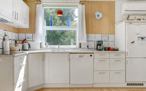 Marsa - 1.5Km from the Sea: Küchengerät, Küche, Countertop, Major Appliance, Cabinetry, Flooring, Interior Design, Holz, Haushaltsgerät, Möbel