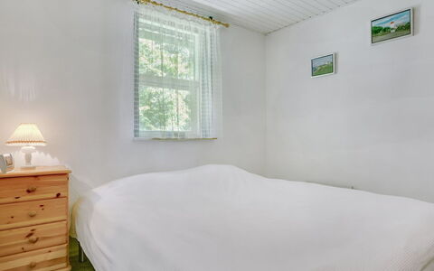 Marsa - 1.5Km from the Sea: Holz, Schlafzimmer, Fussboden, Interior Design, Decke, Flooring, Bett, Bedding, Bettdecke, Möbel