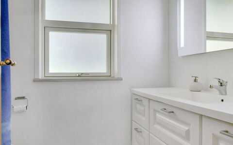 Marsa - 1.5Km from the Sea: Wand, Interior Design, Armatur, Decke, Flooring, Badezimmerschrank, Badezimmer, Fussboden, Zimmer, Spiegel