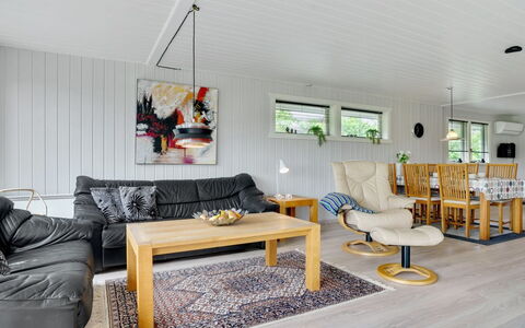 Sorja - 420M from the Sea: Holz, Flooring, Interior Design, Couch, Wohnzimmer, Decke, Fussboden, Holzboden, Möbel, Zuhause