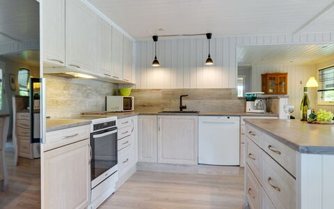 Sorja - 420M from the Sea: Küche, Countertop, Interior Design, Holz, Flooring, Küchengerät, Cabinetry, Möbel, Decke, Light Fixture