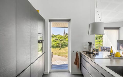 Vilda - 416M from the Sea: Küche, Countertop, Interior Design, Flooring, Küchengerät, Möbel, Holz, Cabinetry, Major Appliance, Fussboden