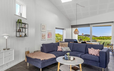 Vilda - 416M from the Sea: Holz, Möbel, Couch, Interior Design, Flooring, Wohnzimmer, Fussboden, Zuhause, Decke