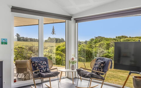 Vilda - 416M from the Sea: Möbel, Interior Design, Fussboden, Stuhl, Wohnzimmer, Kaffetisch, Holzboden, Couch, Zimmerpflanze, Gartenmöbel