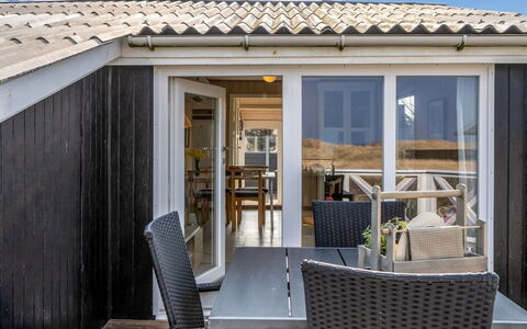 Holger - 50M from the Sea: Haus, Zuhause, Tür, Dach, Hütte, Estate, Garten, Schatten, Abstellgleis, Garten