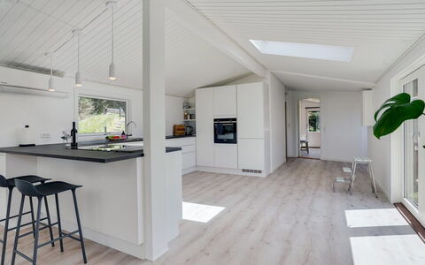 Albert - 340M from the Sea: Flooring, Interior Design, Fussboden, Holzboden, Holz, Decke, Möbel, Laminatboden, Light Fixture, Küche