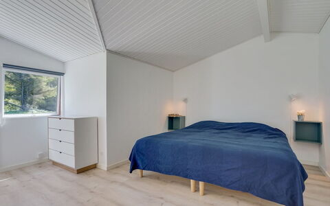 Albert - 340M from the Sea: Decke, Interior Design, Holz, Flooring, Fussboden, Zimmer, Schlafzimmer, Holzboden, Bett, Bedding