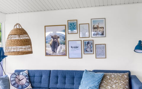 Albert - 340M from the Sea: Möbel, Interior Design, Couch, Wohnzimmer, Textil, Flooring, Zimmer, Fussboden, Kissen, Beleuchtung