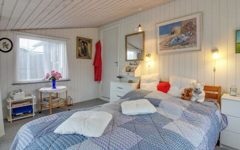 Edvin - 400M from the Sea: Schlafzimmer, Holz, Bett, Möbel, Bettdecke, Interior Design, Decke, Bedding, Bettrahmen, Zuhause