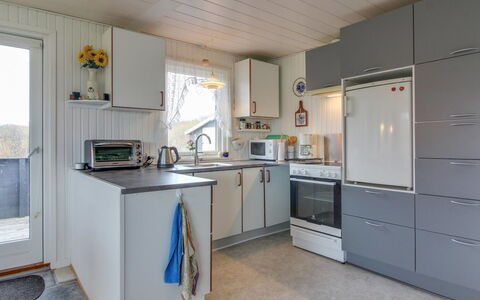 Edvin - 400M from the Sea: Küche, Major Appliance, Küchengerät, Countertop, Flooring, Interior Design, Cabinetry, Möbel, Fussboden, Zuhause
