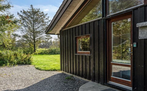 Emeli - 1.3Km from the Sea: Gebäude, Haus, Holz, Zuhause, Dach, Hütte, Wohngebiet, Strauch, Die Architektur