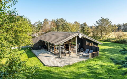 Emeli - 1.3Km from the Sea: Haus, Zuhause, Tür, Dach, Hütte, Estate, Garten, Schatten, Abstellgleis, Garten