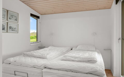 Benda - 348M from the Sea: Schlafzimmer, Holz, Bett, Interior Design, Bettdecke, Decke, Bedding, Möbel, Fussboden, Zimmer