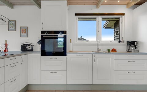 Benda - 348M from the Sea: Küche, Flooring, Cabinetry, Countertop, Küchengerät, Interior Design, Fussboden, Holz, Möbel, Major Appliance