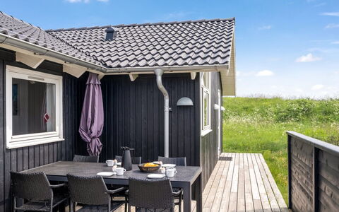 Frejdis - 1.1Km from the Sea: Holz, Haus, Zuhause, Tür, Dach, Hütte, Veranda, Abstellgleis, Deck, Hartholz