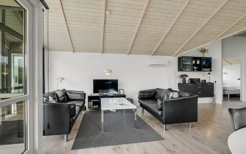 Frejdis - 1.1Km from the Sea: Interior Design, Möbel, Flooring, Decke, Fussboden, Holz, Couch, Zimmer, Holzboden, Wohnzimmer