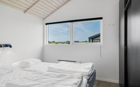 Frejdis - 1.1Km from the Sea: Abstellgleis, Daylighting, Schlafzimmer, Bedding, Bett