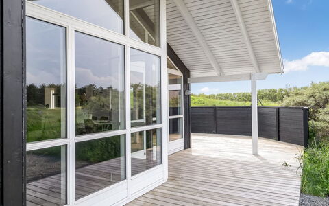 Frejdis - 1.1Km from the Sea: Holz, Flooring, Veranda, Fussboden, Tür, Deck, Verbundwerkstoff, Hartholz, Planke, Holzboden