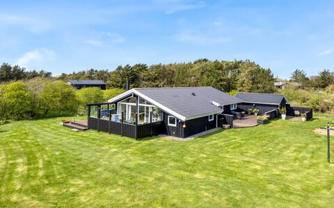 Wante - 900M from the Sea: Haus, Zuhause, Tür, Dach, Hütte, Estate, Garten, Schatten, Abstellgleis, Garten
