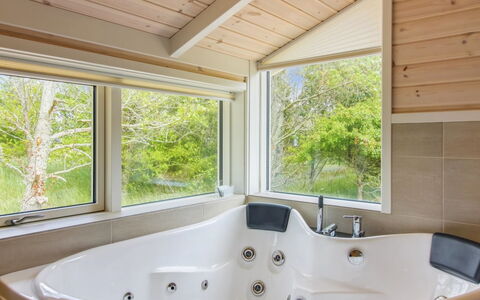 Heriest - 1.2Km from the Sea: Armatur, Badewanne, Interior Design, Badezimmer, Decke, Flooring, Installation, Fussboden, Zapfhahn, Zuhause