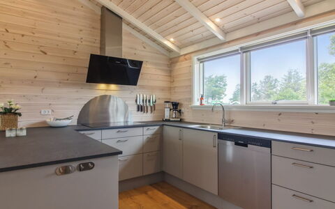 Heriest - 1.2Km from the Sea: Holz, Flooring, Decke, Holzbeize, Küche, Countertop, Hartholz, Holzboden, Cabinetry, Light Fixture
