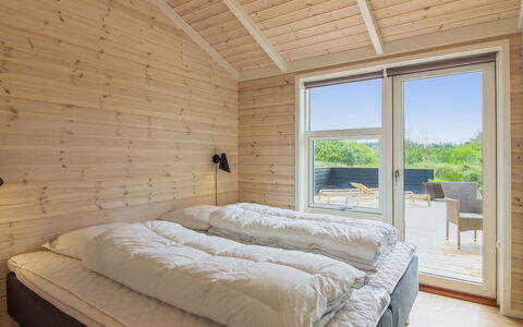 Heriest - 1.2Km from the Sea: Holz, Hartholz, Planke, Bettrahmen, Holzbeize, Schlafzimmer, Bett, Hotel
