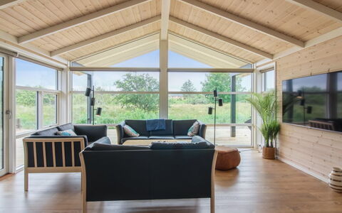 Heriest - 1.2Km from the Sea: Holz, Decke, Flooring, Fussboden, Veranda, Interior Design, Holzboden, Tür, Hartholz, Stuhl