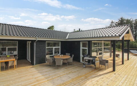 Heriest - 1.2Km from the Sea: Wohngebiet, Dach, Vorort, Auffahrt, Estate, Kamin