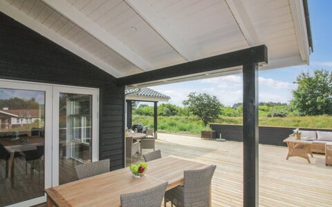 Heriest - 1.2Km from the Sea: Wohngebiet, Dach, Vorort, Auffahrt, Estate, Kamin