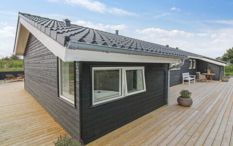 Heriest - 1.2Km from the Sea: Wohngebiet, Dach, Vorort, Auffahrt, Estate, Kamin