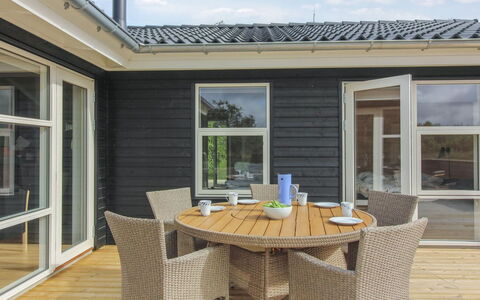 Heriest - 1.2Km from the Sea: Wohngebiet, Dach, Vorort, Auffahrt, Estate, Kamin