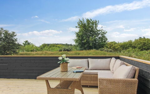 Heriest - 1.2Km from the Sea: Wohngebiet, Dach, Vorort, Auffahrt, Estate, Kamin