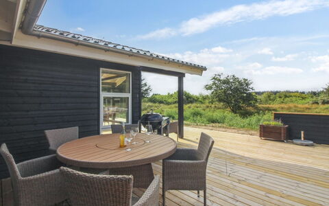 Heriest - 1.2Km from the Sea: Wohngebiet, Dach, Vorort, Auffahrt, Estate, Kamin
