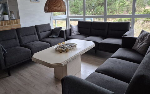 Riika - 425M from the Sea: Zuhause, Möbel, Wohnung, Wohnzimmer, Armlehne, Holzboden, Couch, Zimmerpflanze