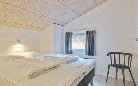 Riika - 425M from the Sea: Holz, Decke, Schlafzimmer, Bedding, Bettdecke, Bett, Hartholz, Planke, Bettrahmen, Daylighting