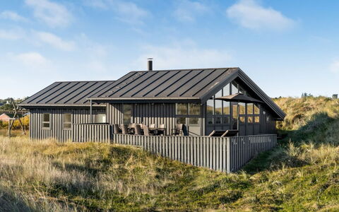 Fransisca - 600M from the Sea: Blau, Strauch, Hütte, Ground, Garten, Estate, Schatten, Landscaping, Bauernhaus, Eco Hotel