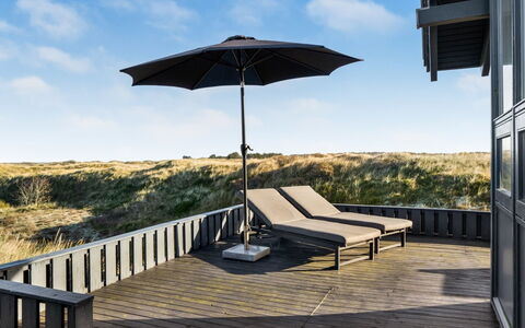 Fransisca - 600M from the Sea: Blau, Strauch, Hütte, Ground, Garten, Estate, Schatten, Landscaping, Bauernhaus, Eco Hotel