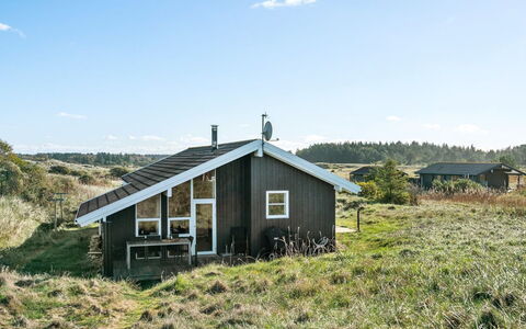 Bothilda - 660M from the Sea: Blau, Strauch, Hütte, Ground, Garten, Estate, Schatten, Landscaping, Bauernhaus, Eco Hotel