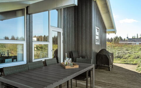 Bothilda - 660M from the Sea: Blau, Strauch, Hütte, Ground, Garten, Estate, Schatten, Landscaping, Bauernhaus, Eco Hotel