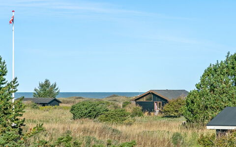 Bothilda - 660M from the Sea: Blau, Strauch, Hütte, Ground, Garten, Estate, Schatten, Landscaping, Bauernhaus, Eco Hotel