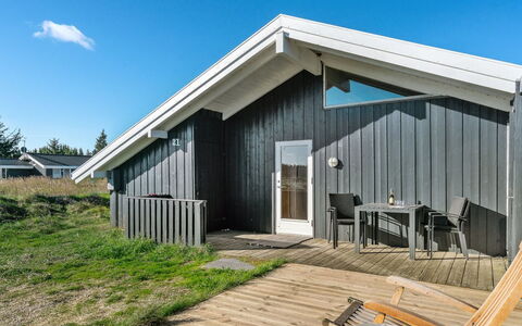 Bothilda - 660M from the Sea: Blau, Strauch, Hütte, Ground, Garten, Estate, Schatten, Landscaping, Bauernhaus, Eco Hotel