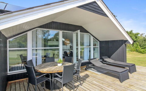 Harmen - 1.1Km from the Sea: Wohnung, Schatten, Balkon, Stuhl, Zaun, Gartenmöbel, Aluminium, Kunstrasen