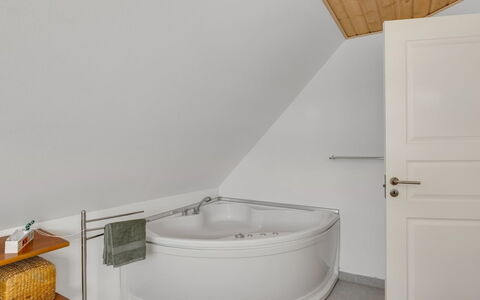 Othelia - 1.8Km from the Sea: Wohnung, Schatten, Balkon, Stuhl, Zaun, Gartenmöbel, Aluminium, Kunstrasen