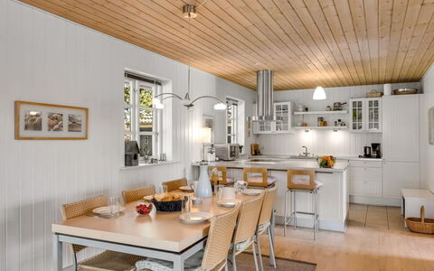 Othelia - 1.8Km from the Sea: Möbel, Interior Design, Flooring, Light Fixture, Küche, Holz, Decke, Stuhl, Countertop, Fussboden