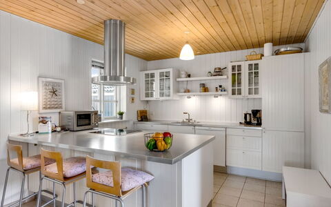 Othelia - 1.8Km from the Sea: Küche, Countertop, Möbel, Interior Design, Küchengerät, Flooring, Light Fixture, Cabinetry, Decke, Holz