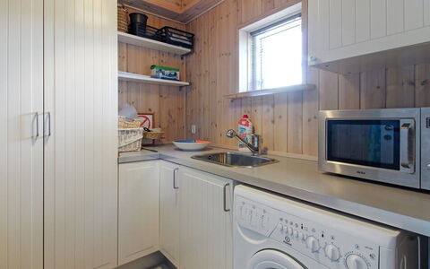 Othelia - 1.8Km from the Sea: Waschmaschine, Major Appliance, Holz, Flooring, Interior Design, Wäschetrockner, Countertop, Fussboden, Wäschekammer, Küche