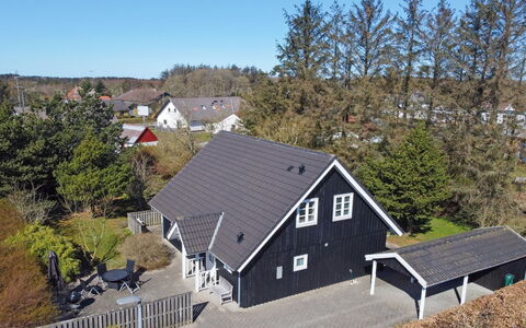 Othelia - 1.8Km from the Sea: Wohngebiet, Dach, Vorort, Auffahrt, Estate, Kamin