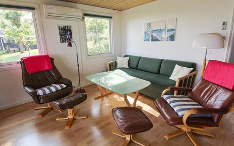 Isalie - 200M from the Sea: Möbel, Holz, Flooring, Interior Design, Fussboden, Wohnzimmer, Zimmer, Stuhl, Holzbeize